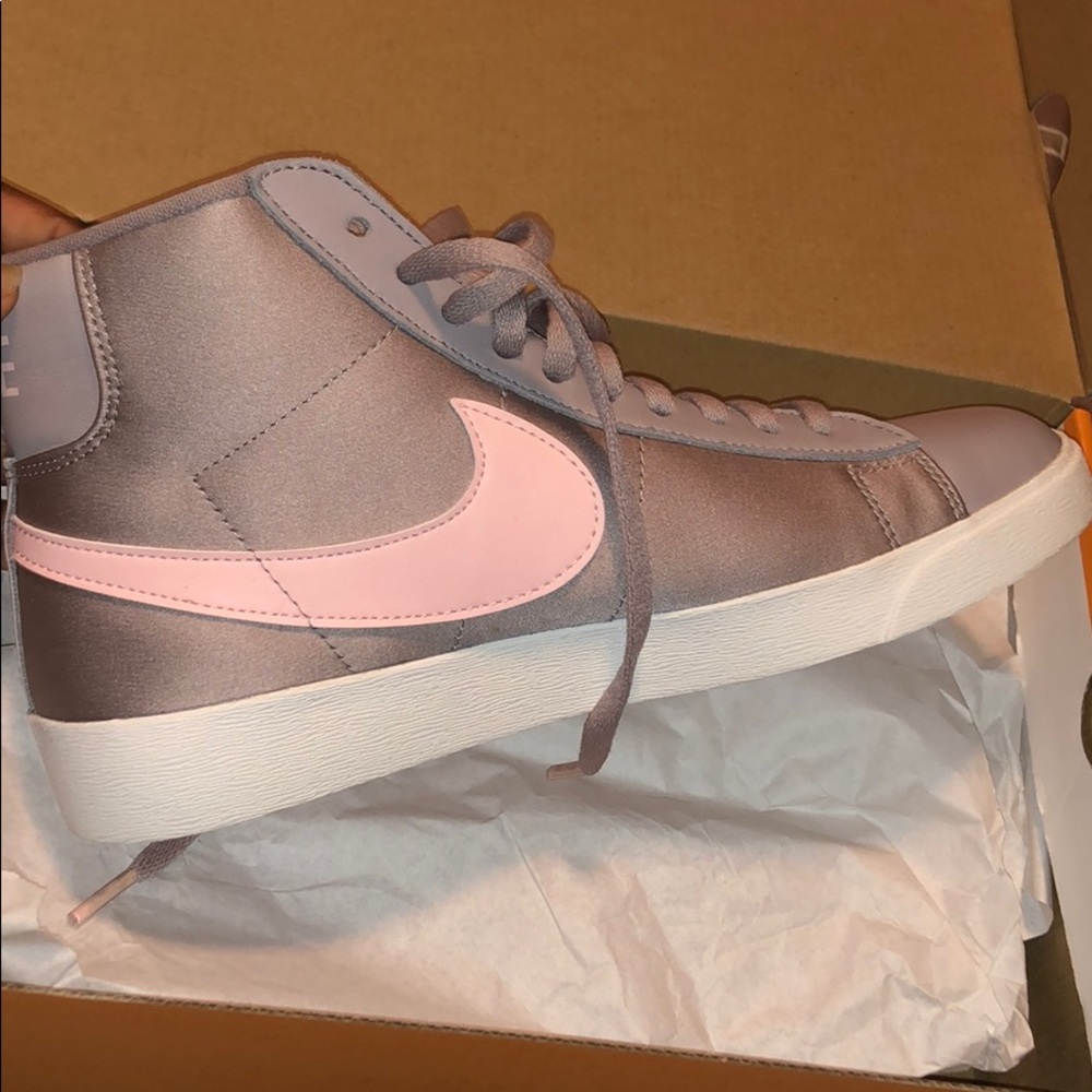 Tennis shoes